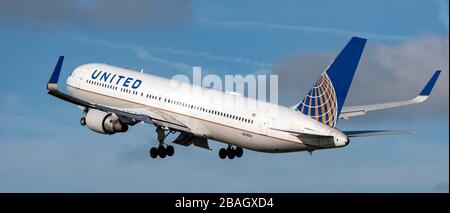 United Airlines Boeing 767-322, N658UA, Abfahrt vom Flughafen Manchester Stockfoto