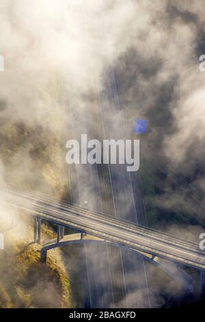 , Nebel über Autobahnbrücke auf der Autobahn A46 bei Arnsberg, 11.12.2013, Luftbild, Deutschland, Nordrhein-Westfalen, Sauerland, Arnsberg Stockfoto