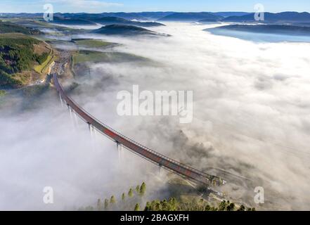 Bau des Talviadukts Nuttlar beauftragte die Spaltschließung der A46 zwischen Nuttlar und Bestwig, 11.12.2013, Luftaufnahme, Deutschland, Nordrhein-Westfalen, Bestwig Stockfoto