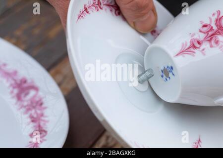 Birdhouse wird mit einem alten Kaffeeset hergestellt, Serienbild 3/6, Deutschland Stockfoto