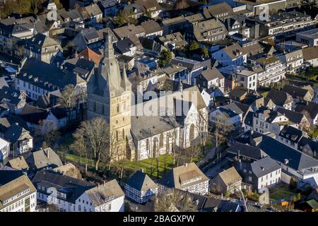 Propsteikirche St. Petrus und Andreas in Brillon, 11.12.2013, Luftbild , Deutschland, Nordrhein-Westfalen, Sauerland, Brilon Stockfoto