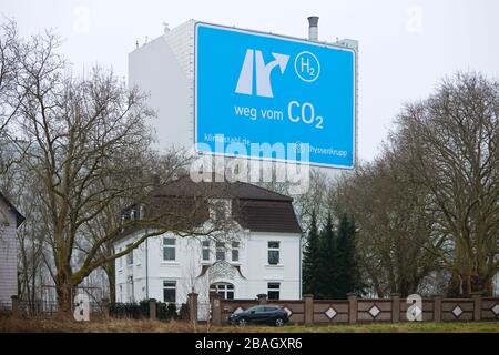 Großformat-Plakat an der Autobahn A 40, von CO2 bis H2, Klimastahl, Fabrikhalle von ThyssenKrupp Steel Europe, Deutschland, Nordrhein-Westfalen, Ruhrgebiet, Bochum Stockfoto