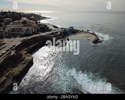 Luftaufnahme von La Jolla Cove, kleine malerische Bucht und Strand umgeben von Klippen, San Diego, Kalifornien. Geschützten Marine Reserve, beliebt bei Schnorchler und Schwimmer. Reiseland. Stockfoto