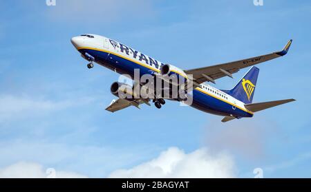 Ryanair 737 EI-EMF, Abfahrt vom Flughafen Manchester Stockfoto