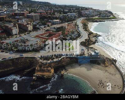 Luftaufnahme von La Jolla Cove, kleine malerische Bucht und Strand umgeben von Klippen, San Diego, Kalifornien. Geschützten Marine Reserve, beliebt bei Schnorchler und Schwimmer. Reiseland. Stockfoto