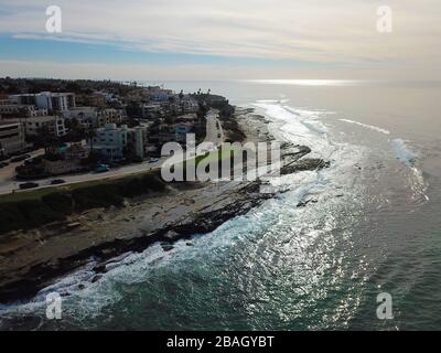 Luftaufnahme von La Jolla Cove, kleine malerische Bucht und Strand umgeben von Klippen, San Diego, Kalifornien. Geschützten Marine Reserve, beliebt bei Schnorchler und Schwimmer. Reiseland. Stockfoto