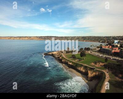 Luftaufnahme von La Jolla Cove, kleine malerische Bucht und Strand umgeben von Klippen, San Diego, Kalifornien. Geschützten Marine Reserve, beliebt bei Schnorchler und Schwimmer. Reiseland. Stockfoto