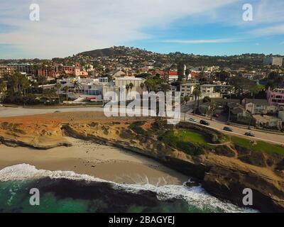 Luftaufnahme von La Jolla Cove, kleine malerische Bucht und Strand umgeben von Klippen, San Diego, Kalifornien. Geschützten Marine Reserve, beliebt bei Schnorchler und Schwimmer. Reiseland. Stockfoto