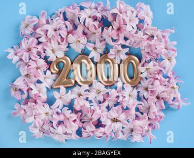 2000 Follower Karte. Vorlage für soziale Netzwerke, Blogs. Hintergrund mit rosafarbenen Blumenblättern. Banner zur Feier der sozialen Medien. 2K Online-Community-Fan Stockfoto