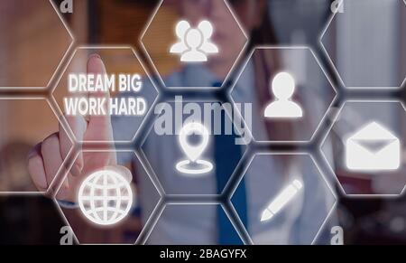 Text Zeichen anzeigen Dream Big arbeiten hart. Business foto Präsentation an sich glauben und die Träume und Ziele verfolgen Stockfoto