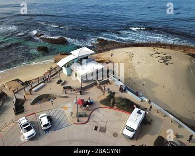 Luftaufnahme von La Jolla Cove, kleine malerische Bucht und Strand umgeben von Klippen, San Diego, Kalifornien. Geschützten Marine Reserve, beliebt bei Schnorchler und Schwimmer. Reiseland. Stockfoto