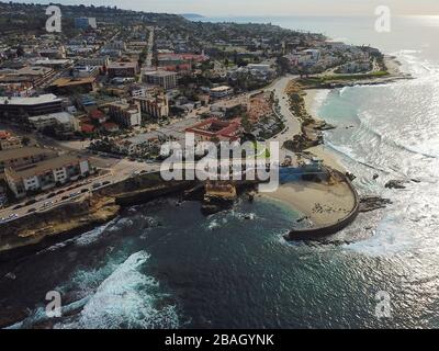 Luftaufnahme von La Jolla Cove, kleine malerische Bucht und Strand umgeben von Klippen, San Diego, Kalifornien. Geschützten Marine Reserve, beliebt bei Schnorchler und Schwimmer. Reiseland. Stockfoto