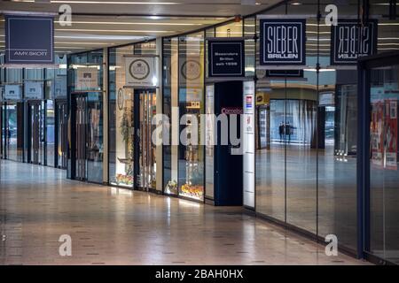 Leipzig, 03-27-2020, leere Restaurants und Geschäfte in der Innenstadt wegen Corona/Messehofpassage Stockfoto