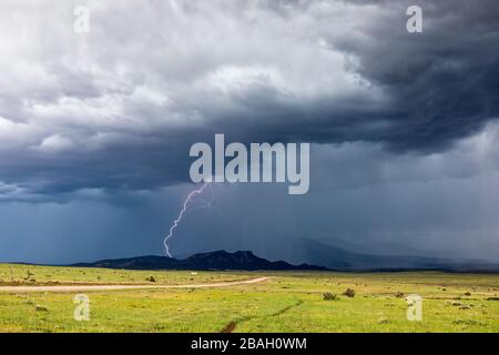 Ein Wolkenbruch trifft einen Grat, als sich ein starkes Gewitter in den Ausläufern der Rocky Mountains in der Nähe von Walsenburg, Colorado, auftürmt Stockfoto