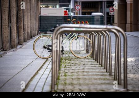 Leipzig, Deutschland, 03-27-2020, leere Restaurants und Geschäfte in der Innenstadt wegen Corona/verlassenen Fahrradständern Stockfoto