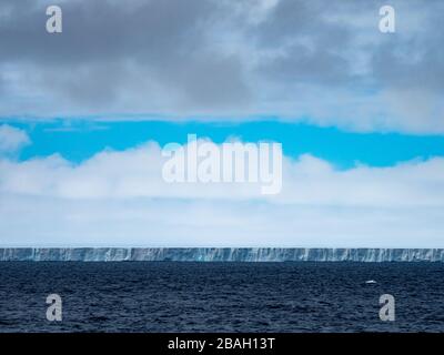 Ein Stück des größten Eisbergs der Welt, A68A in der Antarktis Stockfoto