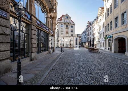 Leipzig, 03-27-2020, leere Restaurants und Geschäfte in der Innenstadt wegen Corona-/Barfuß-Gasse (Barfüßgässchen) Stockfoto