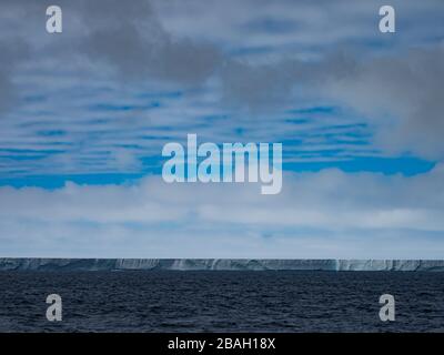 Ein Stück des größten Eisbergs der Welt, A68A in der Antarktis Stockfoto