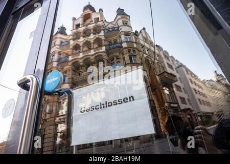 Leipzig, 03-27-2020, leere Restaurants und Geschäfte in der Innenstadt wegen Corona-/Barfuß-Gasse (Barfüßgässchen) Stockfoto