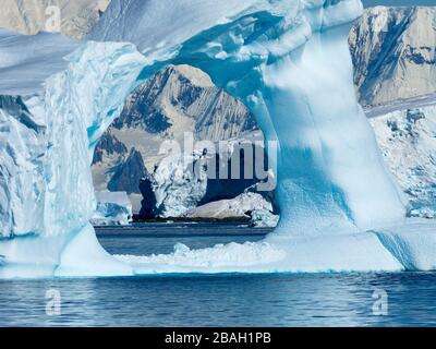 Ein riesiger Eisbergbogen in der Gerlache Meerenge der Antarktischen Halbinsel, wie er von einem Expeditionsschiff aus gesehen wird Stockfoto