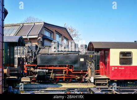 Schmalspurbahn und Eisenbahnwaggons an einem Bahnhof in Wernigerode. Dampflok im Harz. Sachsen-Anhalt, Deutschland Stockfoto