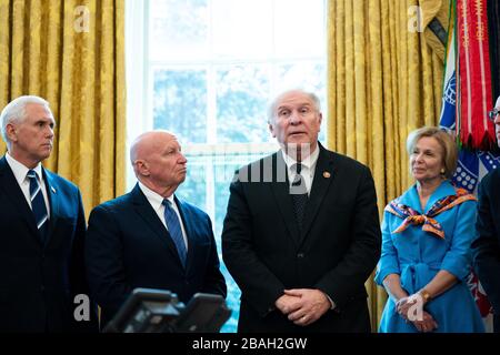 Der Vertreter der Vereinigten Staaten, Steve Chabot (Republikaner von Ohio), trifft rechts zwei Bemerkungen, da US-Präsident Donald J. Trump am 27. März 2020 im Oval Office im Weißen Haus in Washington, DC an einer Unterzeichnungszeremonie für ein zwei Billionen Dollar schwere Coronavirus-Entlastungsgesetz teilnimmt. Auf der linken Seite steht US-Vizepräsident Mike Pence, links im Zentrum, US-Vertreter Kevin Brady (Republikaner von Texas) und rechts der US-Vertreter Liz Cheney (Republikaner von Wyoming) Credit: Erin Schaff/Pool über CNP/MediaPunch Stockfoto