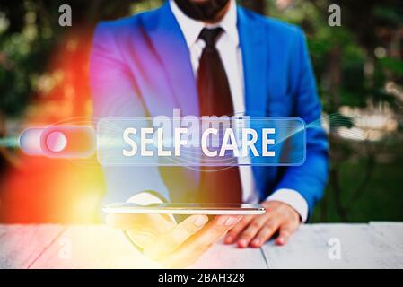 Handschriftertext schreibt Self Care. Konzeptionelles Foto die Praxis, Maßnahmen zur Verbesserung der eigenen Gesundheit zu ergreifen Stockfoto