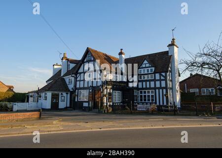 Das Pflug & Harrow-Haus aus dem 17. Jahrhundert, das während der Coronavirus-Sperre von 2020 geschlossen wurde, in Whitnash, Leamington Spa, Großbritannien Stockfoto