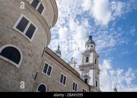 Weitwinkel schafft eine ungewöhnliche Perspektive des Salzburger Doms (Dom zu Salzburg) mit blauem Himmel und weißer Zirruswolke Stockfoto