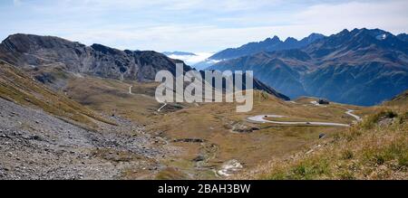 Blick nach Süden von Hochtor über die felsige Alm zu den Berggipfeln jenseits. Großglockner Hochalpenstraße, Österreich Stockfoto