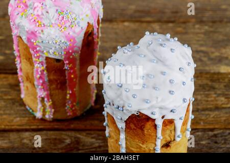 Traditionelle Dekoration Osterkuchen kulich, mit geformten Einsprengseln Stockfoto