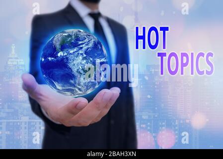 Konzeptionelle Handarbeit mit Hot Topics. Konzept bedeutet Subjekt, dass viele zeigen streiten und über Elemente dieses Bildes diskutieren Stockfoto