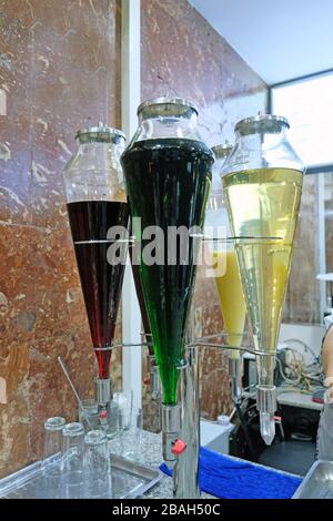 Berühmte Limonade in Georgia namens Water Lagidze. Verschiedene Geschmacksrichtungen von Zitrone, Estragon, Schokolade, Granatapfel. Stockfoto