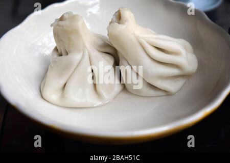 Zwei georgische Khinkali auf einem Teller. Traditionelle Küche in Georgien. Köstliche georgische Gerichte. Stockfoto