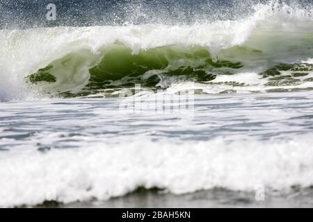 Wellen, die in Nicaragua an Land krachen. Stockfoto