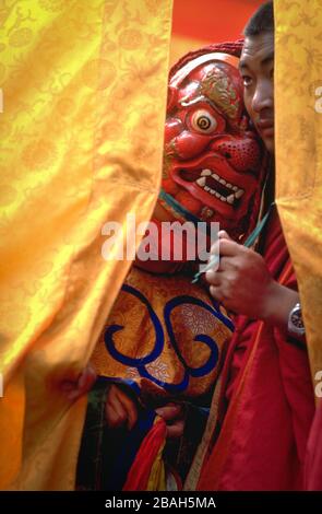 Ein Monktänzer erwartet seine Wendung, um den Tanzbereich bei Thimphu, dem jährlichen Tsehu-Festival in Bhutan, zu betreten. Stockfoto