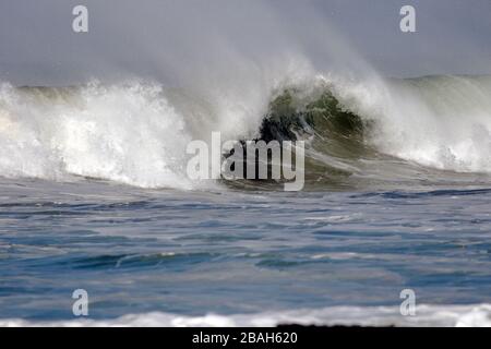 Wellen, die in Nicaragua an Land krachen. Stockfoto