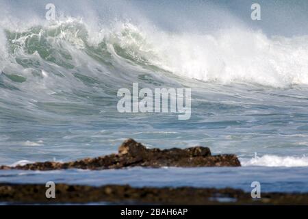 Wellen, die in Nicaragua an Land krachen. Stockfoto