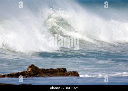 Wellen, die in Nicaragua an Land krachen. Stockfoto