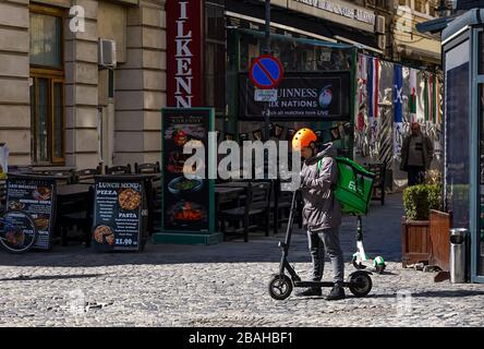 Bukarest, Rumänien - 17. März 2020: Ein Uber isst Lebensmittel-Lieferkurier liefert Lebensmittel in Bukarest, Rumänien. Stockfoto