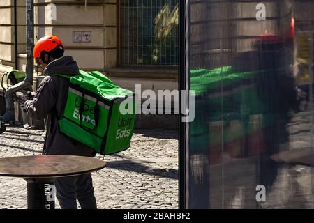 Bukarest, Rumänien - 17. März 2020: Ein Uber isst Lebensmittel-Lieferkurier liefert Lebensmittel in Bukarest, Rumänien. Stockfoto