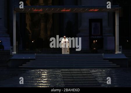 Roma, Italien. März 2020. Ein Blick auf den heiligen Peter in Rom während des Betens von Papst Franziskus, um auf die Coronavirus-Pandemie zu reagieren. Während der Zeremonie auf der leeren Piazza San Pietro liest der Papst Schriften, Bittgebete und Anbetung des Allerheiligsten und wird damit abschließen, dem Urbi et orbi Segen zu geben, mit der Möglichkeit, einen Vollversammlungsslass zu erlangen. (Foto von Giuseppe 'Pino' Fama/Pacific Press) Credit: Pacific Press Agency/Alamy Live News Stockfoto