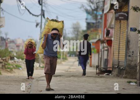 Kathmandu, Nepal. März 2020. Der Mann, der am vierten Tag einer landesweiten Sperre in Kathmandu, Nepal, am Freitag, den 27. März 2020, auf dem Rücken Gras trägt. Die Regierung Nepals hat beschlossen, für eine Woche, die vom 24. März bis zum 31. März 2020 gültig ist, eine landesweite Sperre zu verhängen, um die Ausbreitung des Coronovirus-Ausbruchs (COVID-19) zu verhindern. (Foto von Subash Shrestha/Pacific Press) Credit: Pacific Press Agency/Alamy Live News Stockfoto