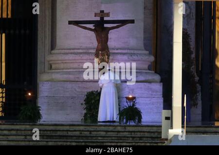 Roma, Italien. März 2020. Ein Blick auf den heiligen Peter in Rom während des Betens von Papst Franziskus, um auf die Coronavirus-Pandemie zu reagieren. Während der Zeremonie auf der leeren Piazza San Pietro liest der Papst Schriften, Bittgebete und Anbetung des Allerheiligsten und wird damit abschließen, dem Urbi et orbi Segen zu geben, mit der Möglichkeit, einen Vollversammlungsslass zu erlangen. (Foto von Giuseppe 'Pino' Fama/Pacific Press) Credit: Pacific Press Agency/Alamy Live News Stockfoto