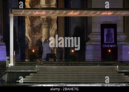 Roma, Italien. März 2020. Ein Blick auf den heiligen Peter in Rom während des Betens von Papst Franziskus, um auf die Coronavirus-Pandemie zu reagieren. Während der Zeremonie auf der leeren Piazza San Pietro liest der Papst Schriften, Bittgebete und Anbetung des Allerheiligsten und wird damit abschließen, dem Urbi et orbi Segen zu geben, mit der Möglichkeit, einen Vollversammlungsslass zu erlangen. (Foto von Giuseppe 'Pino' Fama/Pacific Press) Credit: Pacific Press Agency/Alamy Live News Stockfoto