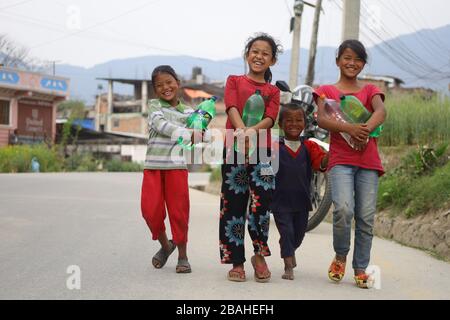 Kathmandu, Nepal. März 2020. Kinder, die am vierten Tag einer landesweiten Sperrung in Kathmandu, Nepal, am Freitag, 27. März 2020 mit einer Wasserflasche unterwegs sind. Die Regierung Nepals hat beschlossen, für eine Woche, die vom 24. März bis zum 31. März 2020 gültig ist, eine landesweite Sperre zu verhängen, um die Ausbreitung des Coronovirus-Ausbruchs (COVID-19) zu verhindern. (Foto von Subash Shrestha/Pacific Press) Credit: Pacific Press Agency/Alamy Live News Stockfoto