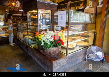 Sydney, Australien. Samstag, 28. März 2020. Bäckerei in Sydney, die blaue Kreuze auf dem Boden verwendet, um Kunden dabei zu helfen, die soziale Distanzierung von 1,5 Metern aufrechtzuerhalten. Wir Danken Martin Berry/Alamy Live News Stockfoto