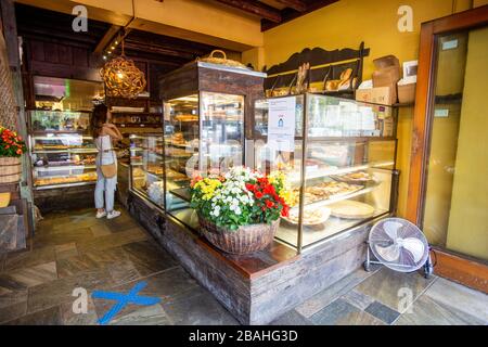 Sydney, Australien. Samstag, 28. März 2020. Bäckerei in Sydney, die blaue Kreuze auf dem Boden verwendet, um Kunden dabei zu helfen, die soziale Distanzierung von 1,5 Metern aufrechtzuerhalten. Wir Danken Martin Berry/Alamy Live News Stockfoto