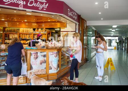 Sydney, Australien. Samstag, 28. März 2020. Die Menschen setzen soziale Distanzierungen ein, während sie sich in der Warteschlange befinden, um Brot von den örtlichen Bäckern zu kaufen. Wir Danken Martin Berry/Alamy Live News Stockfoto