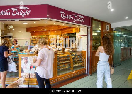 Sydney, Australien. Samstag, 28. März 2020. Die Menschen setzen soziale Distanzierungen ein, während sie sich in der Warteschlange befinden, um Brot von den örtlichen Bäckern zu kaufen. Wir Danken Martin Berry/Alamy Live News Stockfoto